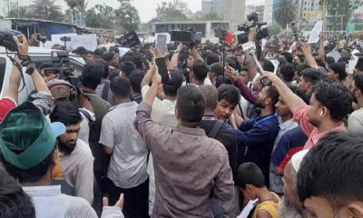 ৬ দাবিতে মাইলস্টোন কলেজের শিক্ষার্থীদের বিক্ষোভ