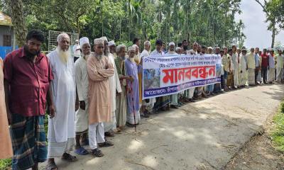 দেবিদ্বারে সরকারি জায়গা দখল ও রাস্তা নির্মাণে বাধার প্রতিবাদে মানববন্ধন