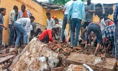 ভারতে স্কুল চলাকালীন ছাদ ভেঙে ধ্বংসস্তূপের নিচে শিক্ষক-শিক্ষার্থীরা