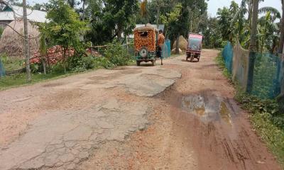 মদন-ফতেপুর সড়কের বেহাল দশা 