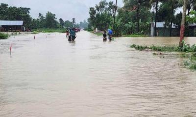উজানের ঢল : ফেনীতে ৩ নদীর বাঁধ ভেঙে ৩০ গ্রাম প্লাবিত
