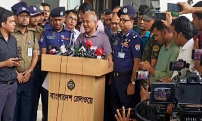 এবার ট্রেনের টিকিট কালোবাজারি হয়নি : স্বরাষ্ট্র উপদেষ্টা