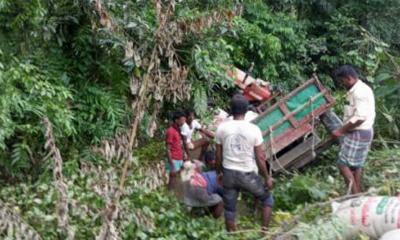 সন্দ্বীপে মালবাহী ট্রাক খালে আহত দুই