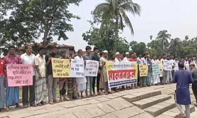 মেহেন্দিগঞ্জে বালু উত্তোলনের প্রতিবাদে মানববন্ধন