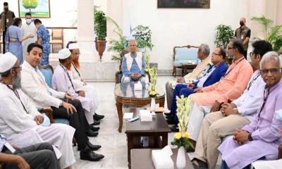 ১৩ রাজনৈতিক দলের সঙ্গে বৈঠকে প্রধান উপদেষ্টা