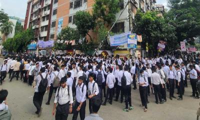 অধ্যক্ষের পদত্যাগের দাবিতে উত্তাল ঢাকা সিটি কলেজ