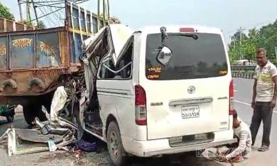 টাঙ্গাইলে ট্রাক-মাইক্রোবাসের ধাক্কায় একই পরিবারের তিনজন নিহত